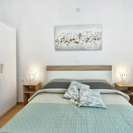 Apartment Aria Two Bedroom With Terrace In The Center